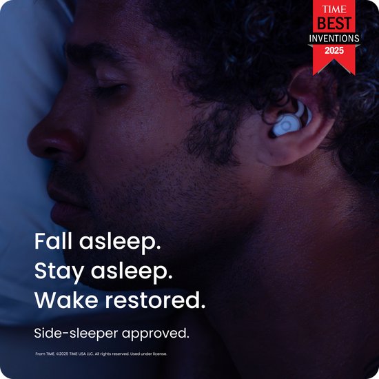 Man slaapt op z'n zij met Ozlo Sleepbuds, de beste premium oortjes voor slapen